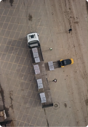 Imagen aérea de camiones en un corralón